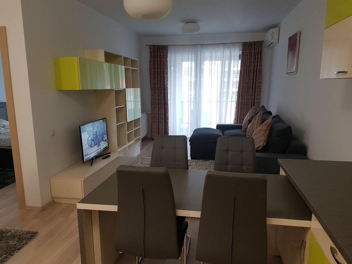 Hotel Platinia Cluj-Napoca Exterior foto A typical apartment in the complex